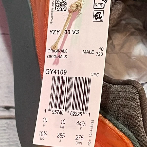 NEW! Men's Adidas Yeezy 700 V3 Copper Fade. Style: GY4109. US Size 10.5.
